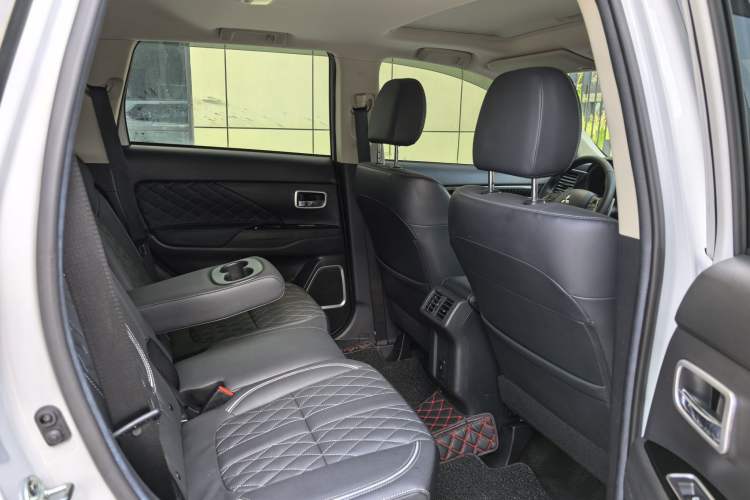 Used Mitsubishi Outlander 2021 2.4L 4x4 DynaDrive Edition 5 Seats Interior 5