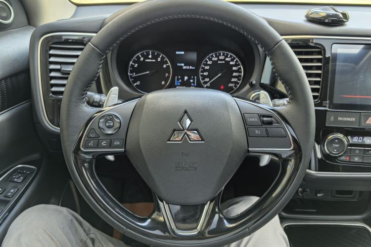 Used Mitsubishi Outlander 2021 2.4L 4x4 DynaDrive Edition 5 Seats Interior 6