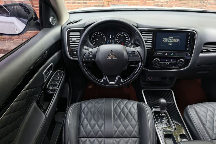 Used Mitsubishi Outlander 2021 2.0L Two-Wheel Drive Comfort Edition 7 Seats Interior 6