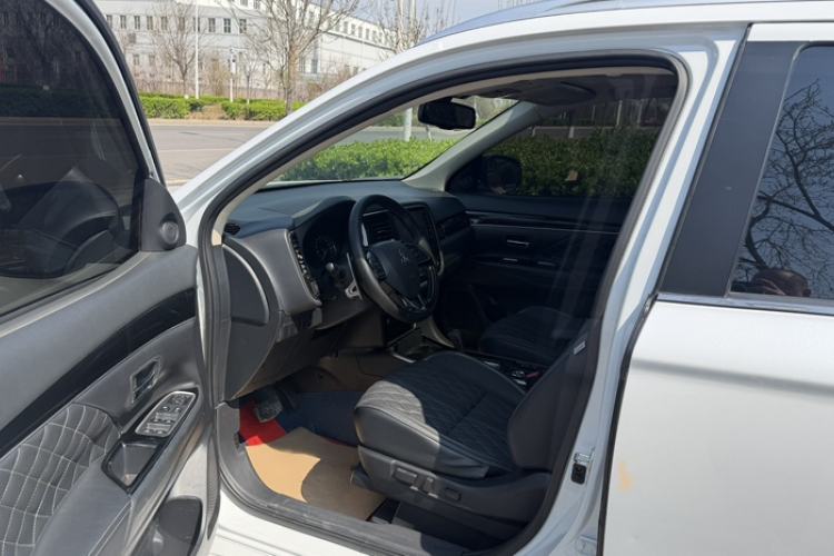 Used Mitsubishi Outlander 2021 2.4L 4x4 Zhi Xiang Edition 7 Seats Interior 6
