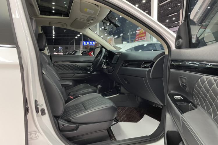 Used Mitsubishi Outlander 2021 2.4L 4x4 DynaDrive Edition 5 Seats Interior 6
