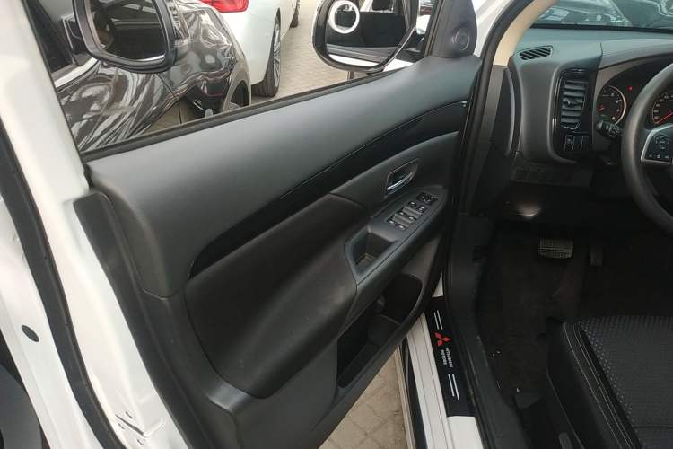 Used Mitsubishi Outlander 2021 Revised Version 2.0L Two-Wheel Drive Comfort Edition 5 Seats Interior 7