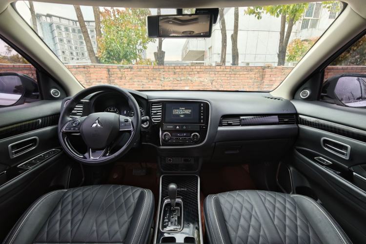 Used Mitsubishi Outlander 2021 2.0L Two-Wheel Drive Comfort Edition 7 Seats Interior 7