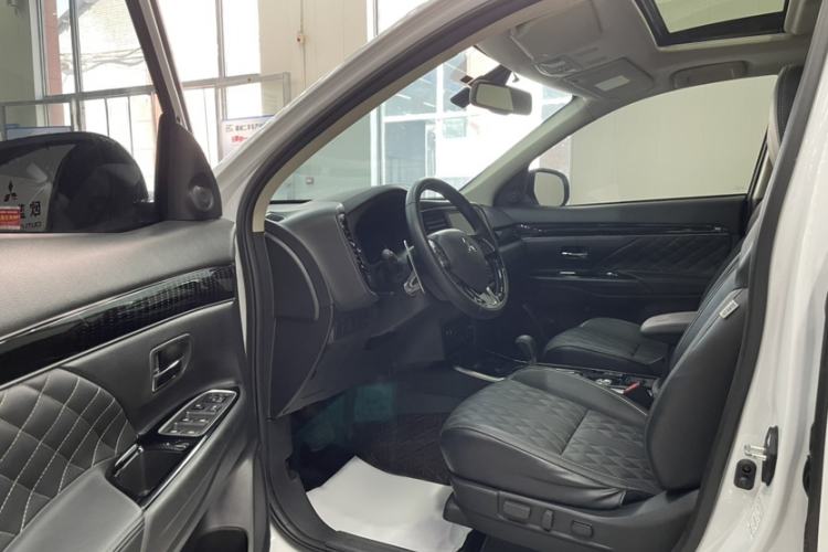 Used Mitsubishi Outlander 2021 2.4L 4x4 DynaDrive Edition 5 Seats Interior 9