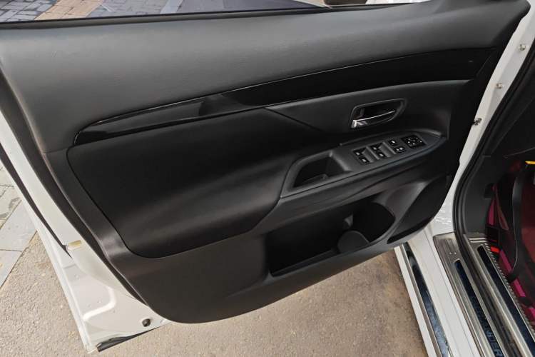 Used Mitsubishi Outlander 2021 Revised Version 2.0L Two-Wheel Drive Comfort Edition 5 Seats Left Front Door Interior