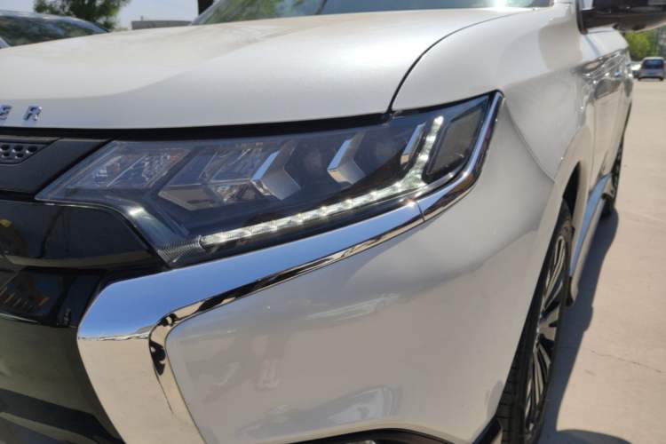 Used Mitsubishi Outlander 2021 2.4L 4x4 DynaDrive Edition 5 Seats Left Front Headlight
