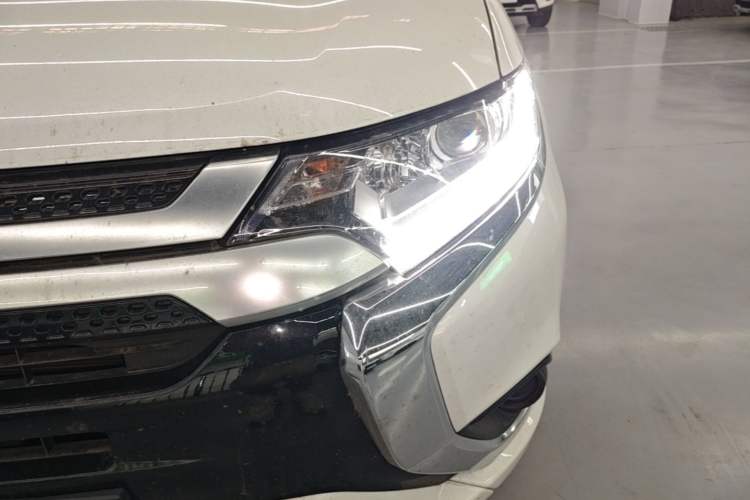 Used Mitsubishi Outlander 2021 Revised Version 2.0L Two-Wheel Drive Comfort Edition 5 Seats Left Front Headlight
