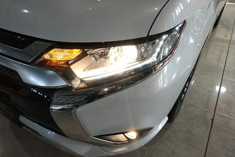 Used Mitsubishi Outlander 2021 Revised Version 2.0L Two-Wheel Drive Enjoyment Edition 5 Seats Left Front Headlight