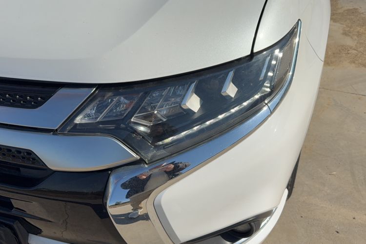 Used Mitsubishi Outlander 2021 2.4L 4x4 Zhi Xiang Edition 7 Seats Left Front Headlight