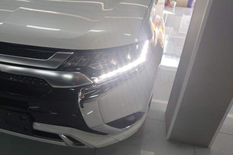 Used Mitsubishi Outlander 2021 2.4L 4x4 Zhi Xiang Edition 7 Seats Left Front Headlight
