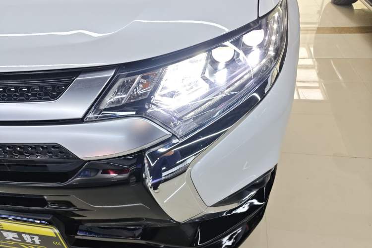 Used Mitsubishi Outlander 2021 2.4L 4x4 DynaDrive Edition 5 Seats Left Front Headlight