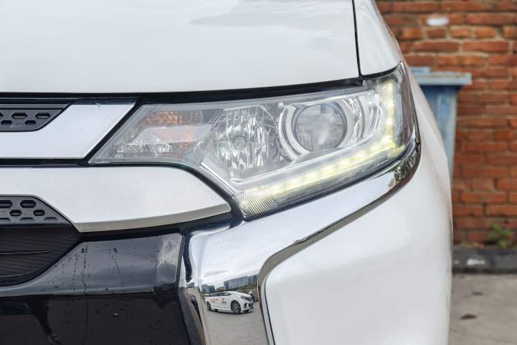 Used Mitsubishi Outlander 2021 2.0L Two-Wheel Drive Comfort Edition 7 Seats Left Front Headlight