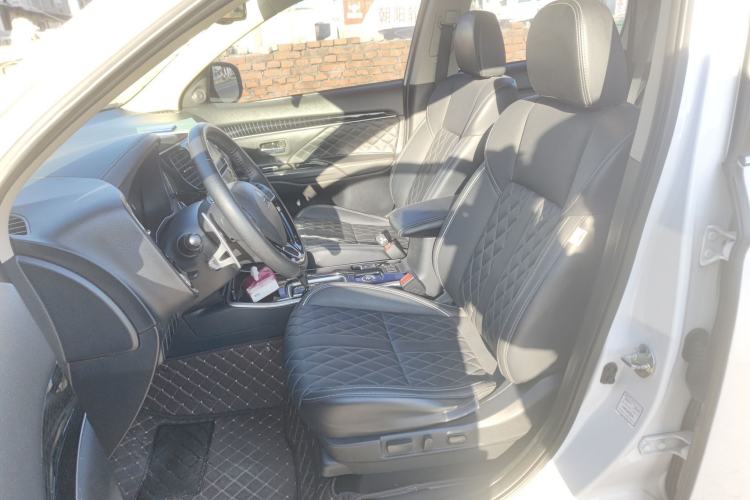 Used Mitsubishi Outlander 2021 2.4L 4x4 DynaDrive Edition 5 Seats Left Front Seat
