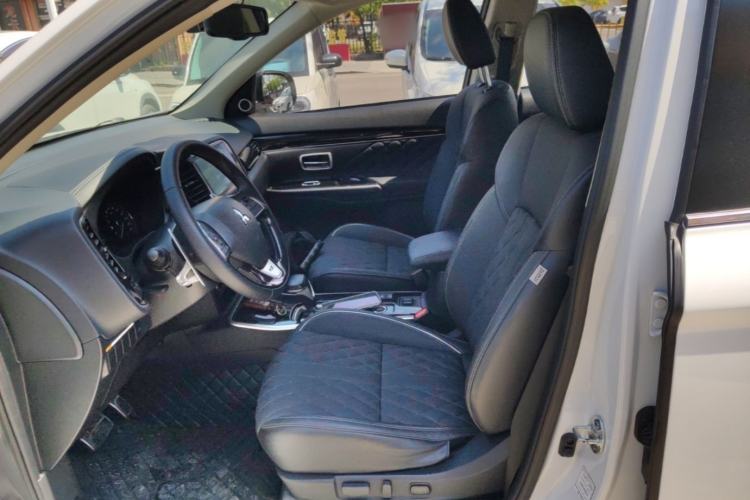 Used Mitsubishi Outlander 2021 2.4L 4x4 DynaDrive Edition 5 Seats Left Front Seat
