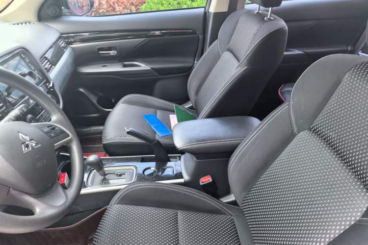 Used Mitsubishi Outlander 2021 2.0L Two-Wheel Drive Comfort Edition 5 Seats Left Front Seat