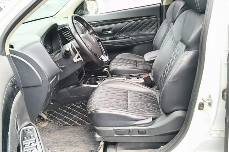Used Mitsubishi Outlander 2021 2.4L 4x4 DynaDrive Edition 5 Seats Left Front Seat