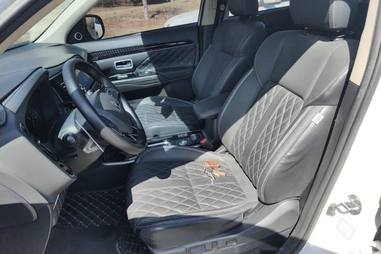 Used Mitsubishi Outlander 2021 2.4L 4x4 DynaDrive Edition 5 Seats Left Front Seat
