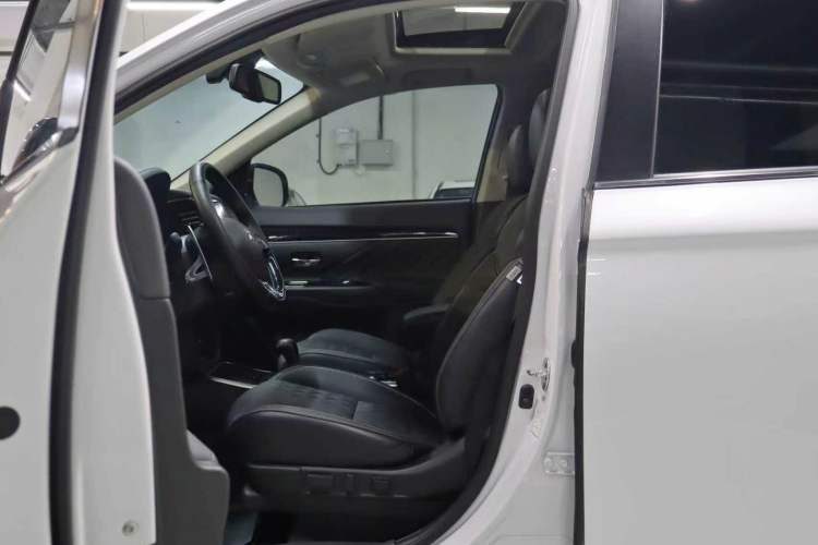 Used Mitsubishi Outlander 2021 2.4L 4x4 DynaDrive Edition 5 Seats Left Front Seat