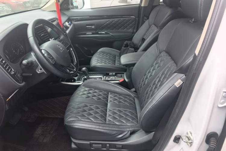 Used Mitsubishi Outlander 2021 2.4L 4x4 Zhi Xiang Edition 7 Seats Left Front Seat