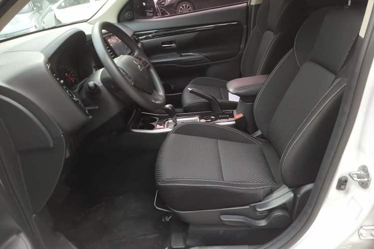 Used Mitsubishi Outlander 2021 2.0L Two-Wheel Drive Comfort Edition 5 Seats Left Front Seat