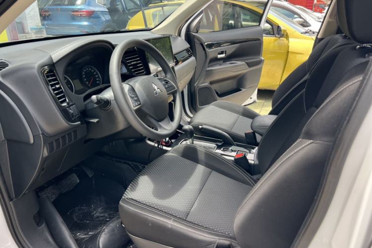 Used Mitsubishi Outlander 2021 2.0L Two-Wheel Drive Comfort Edition 5 Seats Left Front Seat