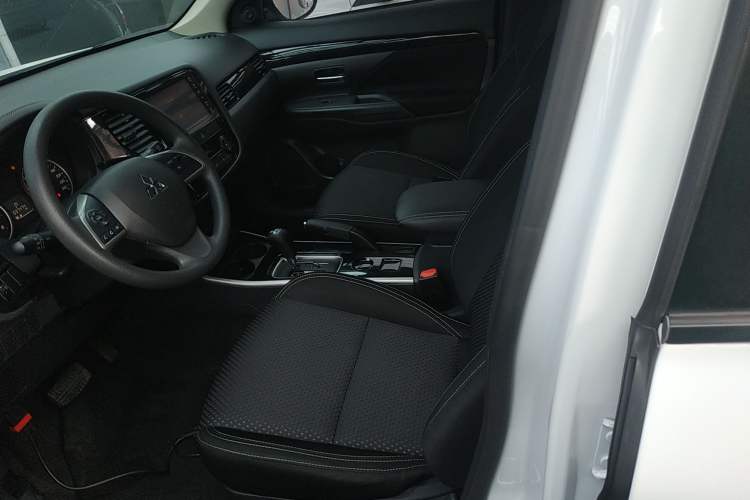Used Mitsubishi Outlander 2021 Revised Version 2.0L Two-Wheel Drive Comfort Edition 5 Seats Left Front Seat