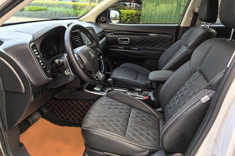 Used Mitsubishi Outlander 2021 2.4L 4x4 DynaDrive Edition 5 Seats Left Front Seat