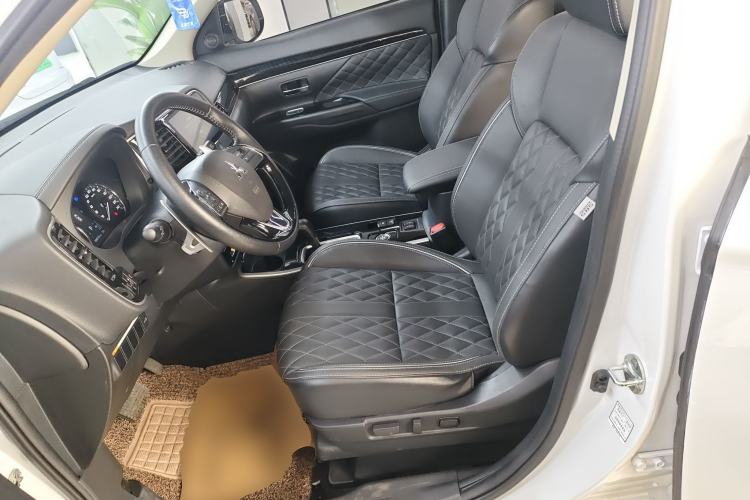 Used Mitsubishi Outlander 2021 2.4L 4x4 DynaDrive Edition 5 Seats Left Front Seat