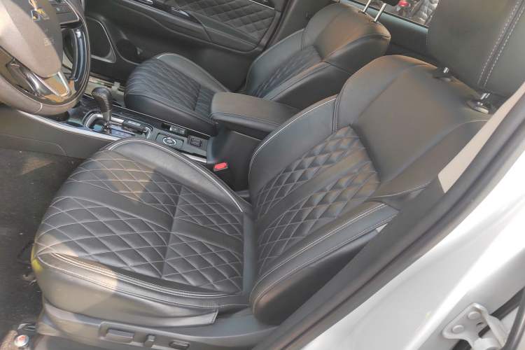 Used Mitsubishi Outlander 2021 2.4L 4x4 DynaDrive Edition 5 Seats Left Front Seat