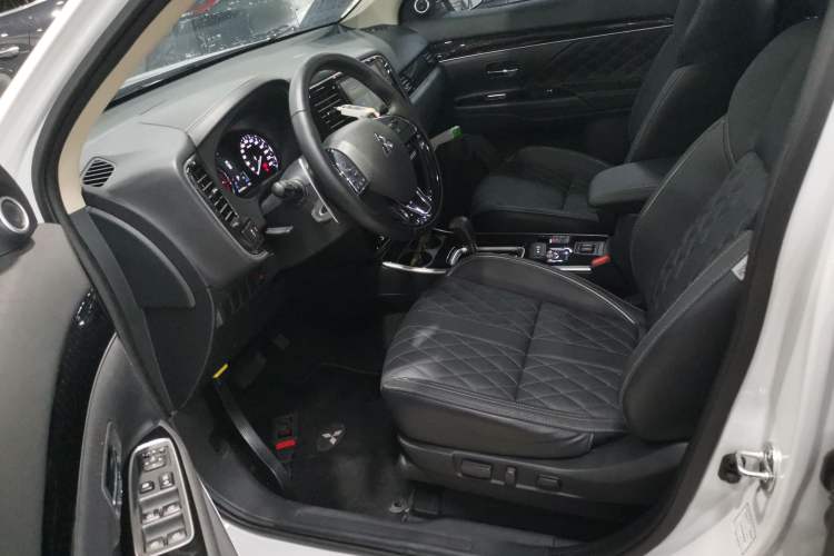 Used Mitsubishi Outlander 2021 2.4L 4x4 Zhi Xiang Edition 7 Seats Left Front Seat