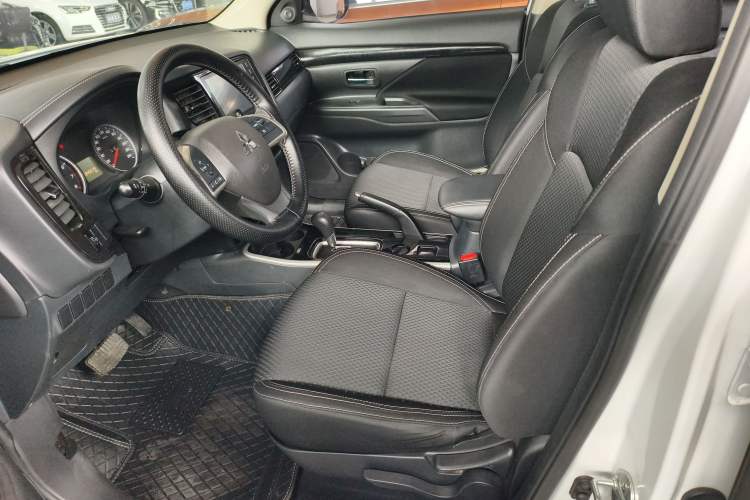 Used Mitsubishi Outlander 2021 Revised Version 2.0L Two-Wheel Drive Comfort Edition 5 Seats Left Front Seat