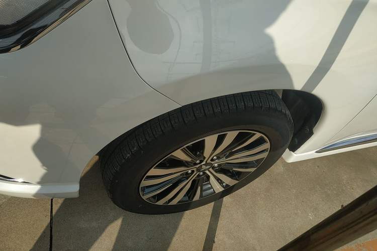 Used Mitsubishi Outlander 2021 Revised Version 2.0L Two-Wheel Drive Comfort Edition 5 Seats Left Front Wheel Hub