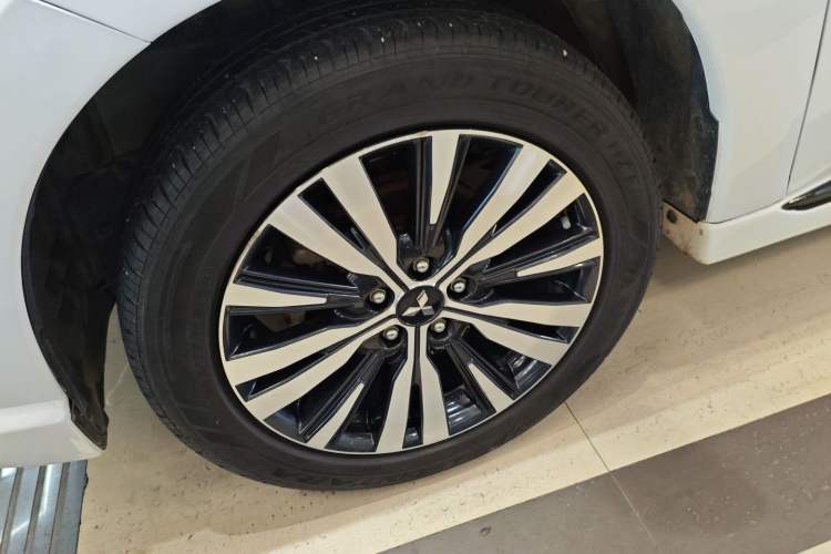 Used Mitsubishi Outlander 2021 Revised Version 2.0L Two-Wheel Drive Comfort Edition 5 Seats Left Front Wheel Hub