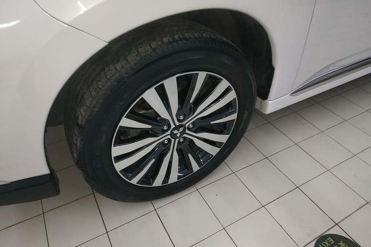 Used Mitsubishi Outlander 2021 2.4L 4x4 Zhi Xiang Edition 7 Seats Left Front Wheel Hub