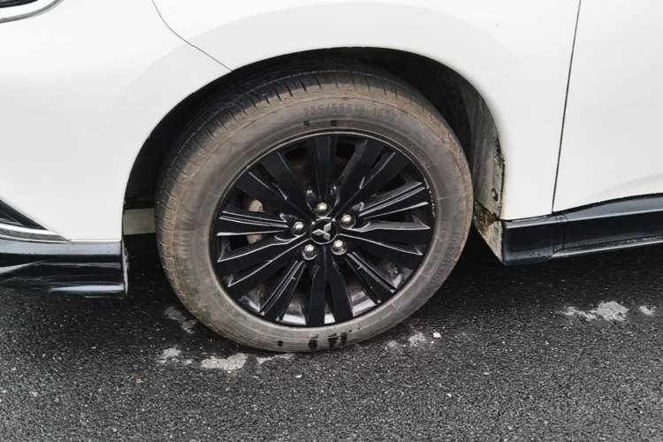 Used Mitsubishi Outlander 2021 2.4L 4x4 DynaDrive Edition 5 Seats Left Front Wheel Hub