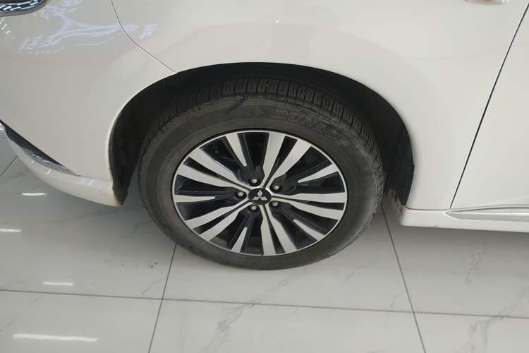 Used Mitsubishi Outlander 2021 Revised Version 2.0L Two-Wheel Drive Comfort Edition 5 Seats Left Front Wheel Hub