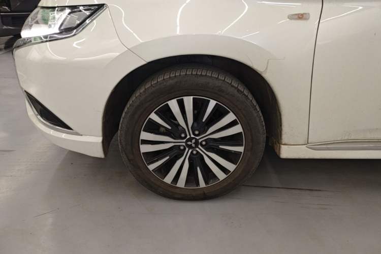 Used Mitsubishi Outlander 2021 Revised Version 2.0L Two-Wheel Drive Comfort Edition 5 Seats Left Front Wheel Hub