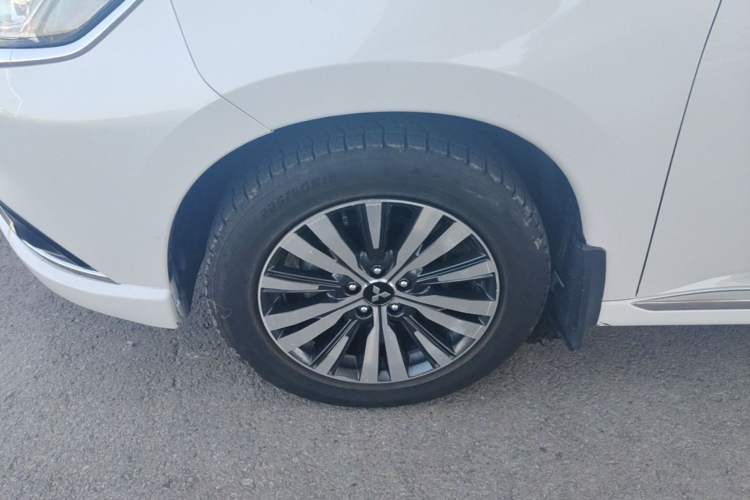 Used Mitsubishi Outlander 2021 2.0L Two-Wheel Drive Comfort Edition 5 Seats Left Front Wheel Hub