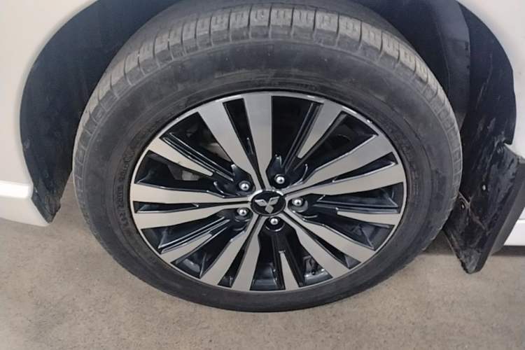 Used Mitsubishi Outlander 2021 Revised Version 2.0L Two-Wheel Drive Comfort Edition 5 Seats Left Front Wheel Hub