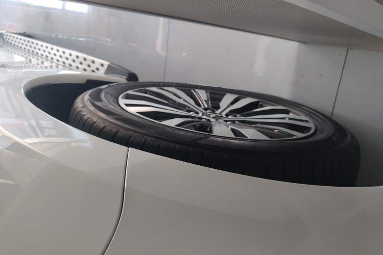 Used Mitsubishi Outlander 2021 2.4L 4x4 Zhi Xiang Edition 7 Seats Left Front Wheel Hub