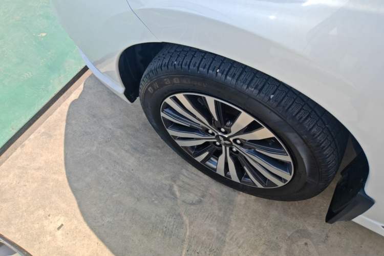 Used Mitsubishi Outlander 2021 Revised Version 2.0L Two-Wheel Drive Comfort Edition 5 Seats Left Front Wheel Hub