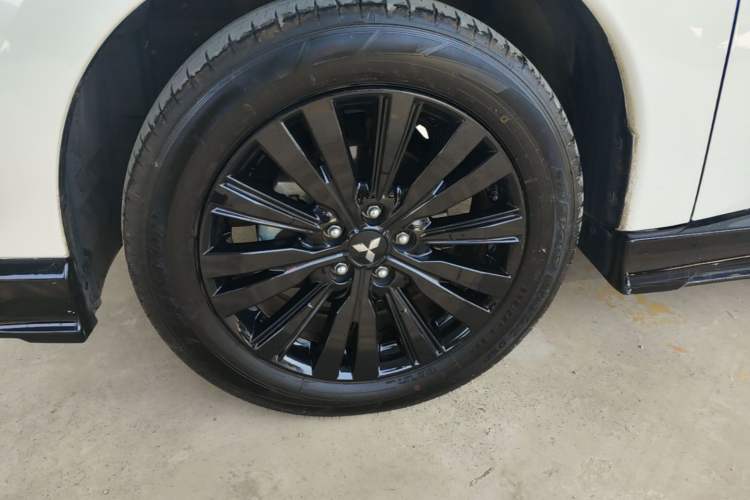 Used Mitsubishi Outlander 2021 2.4L 4x4 DynaDrive Edition 5 Seats Left Front Wheel Hub