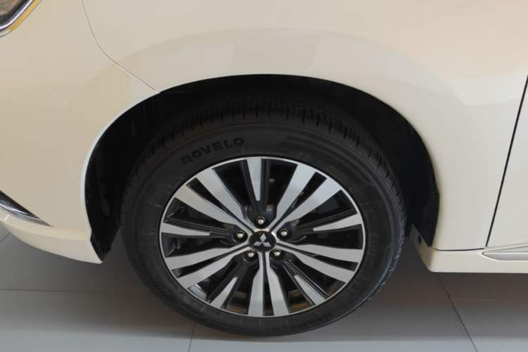 Used Mitsubishi Outlander 2021 2.0L Two-Wheel Drive Comfort Edition 5 Seats Left Front Wheel Hub