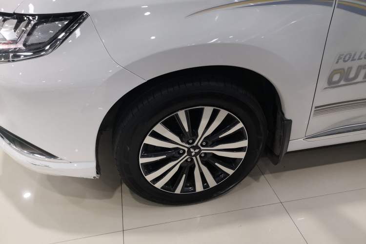 Used Mitsubishi Outlander 2021 2.4L 4x4 Zhi Xiang Edition 7 Seats Left Front Wheel Hub