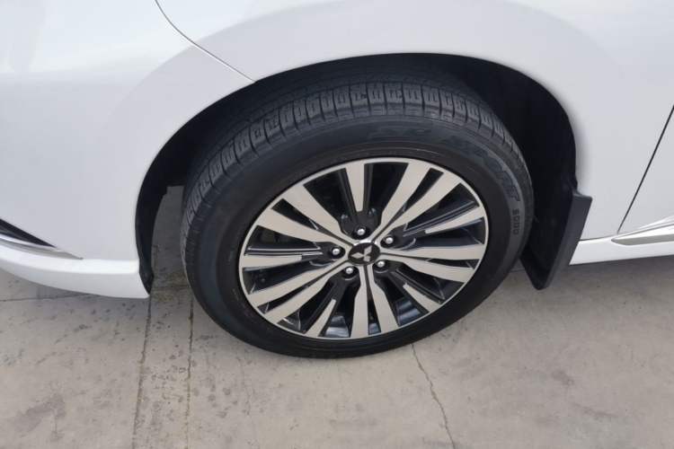 Used Mitsubishi Outlander 2021 2.0L Two-Wheel Drive Comfort Edition 5 Seats Left Front Wheel Hub
