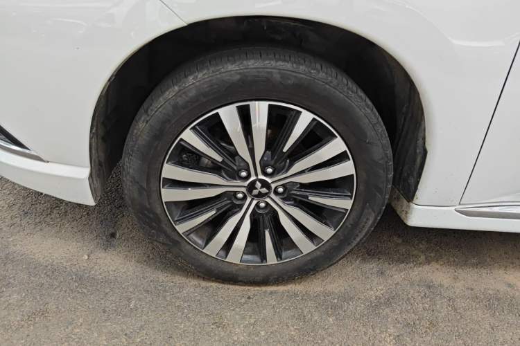 Used Mitsubishi Outlander 2021 Revised Version 2.0L Two-Wheel Drive Comfort Edition 5 Seats Left Front Wheel Hub