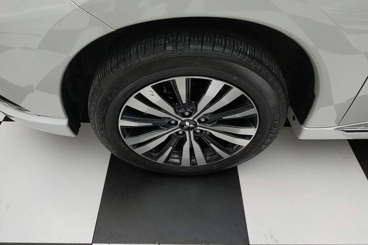 Used Mitsubishi Outlander 2021 Revised Version 2.0L Two-Wheel Drive Comfort Edition 5 Seats Left Front Wheel Hub