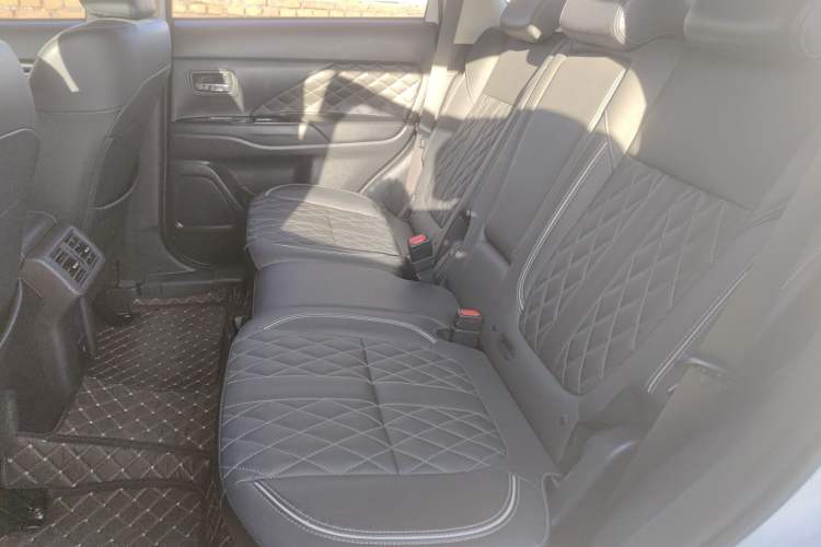 Used Mitsubishi Outlander 2021 2.4L 4x4 DynaDrive Edition 5 Seats Left Rear Seat