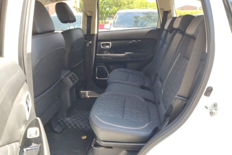 Used Mitsubishi Outlander 2021 2.4L 4x4 DynaDrive Edition 5 Seats Left Rear Seat