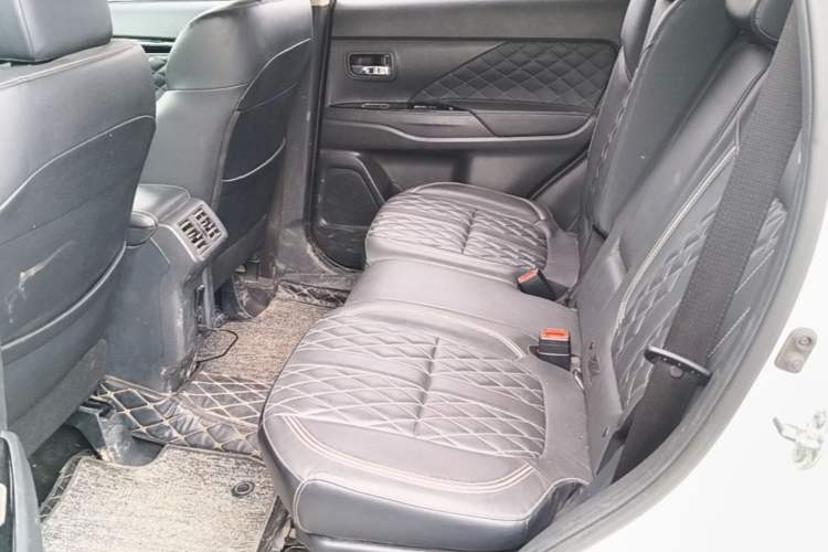 Used Mitsubishi Outlander 2021 2.4L 4x4 DynaDrive Edition 5 Seats Left Rear Seat